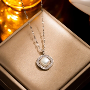 Elegant 18k gold plated titanium square necklace with sparkling zircon and pearl pendant