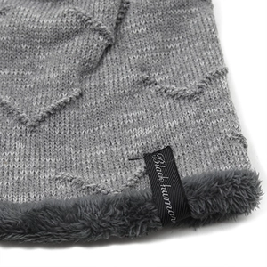 Berretto in maglia grigia con texture a cuore e calda fodera in pile di pelliccia