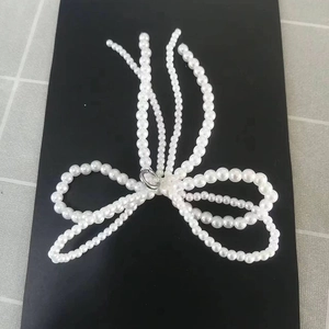 Eleganter weißer Perlen-Schleifen-Schuhclip mit Metallverschluss auf Displaykarte