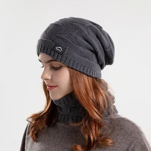 Ensemble bonnet et écharpe en maille gris foncé avec doublure polaire pour l'hiver