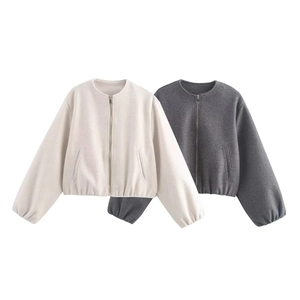 Ensemble veste bomber pour femme en beige et gris foncé avec fermeture éclair et bords côtes