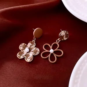 Orecchini Pendenti A Fiore Asimmetrici Tessuto Tweed Perla Artificial Sintetica Lega Con Perno In Argento Vintage Inverno Donna
