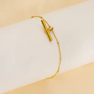 Cavigliera minimalista in acciaio inossidabile placcato oro 18K con chiusura a toggle
