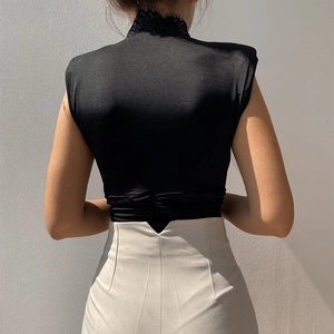 Dettaglio di body nero senza maniche con collo alto in pizzo e design posteriore slim