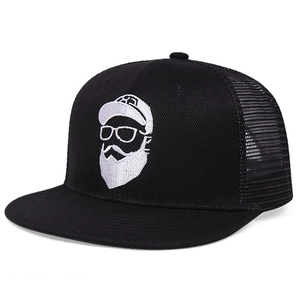 Retro Trucker Cap in Schwarz mit Bart-Stickerei und Mesh-Rückseite im Flat-Brim-Stil