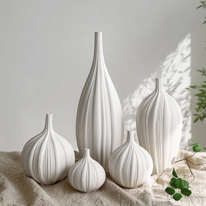 Vaso In Ceramica Moderno A Forma Di Aglio Bianco Opaco Trama A Coste Verticali Ornamento Da Tavolo Minimalista Nordico