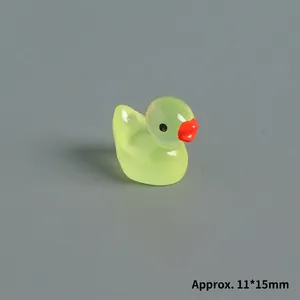 Detaillierte Nahaufnahme einer Miniatur-Ente aus grünem Harz mit Maßen 11x15mm
