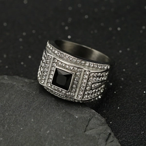 Détail d'une bague pour homme avec pierre noire carrée et pavé de zircons étincelants