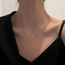 Dettaglio della collana argentata a due strati con pendenti in zircone quadrato e a V