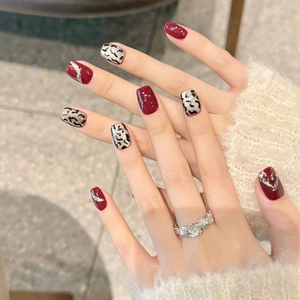 Handgefertigte burgunderrote und silberne Katzenaugen-Nägel mit Leopardenmuster-Stil