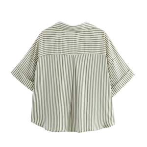 Détail de la chemise à rayures vertes et blanches avec pli d'aisance au dos et tissu