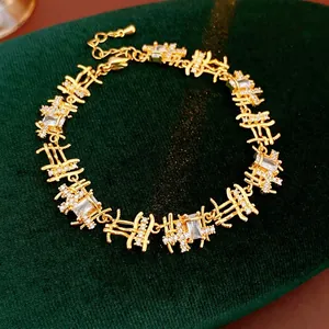 Bracelet luxueux en or avec cristaux de zircon rectangulaires et pavé sur velours vert