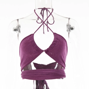Détail d'un crop top violet à licou avec laçage présenté sur un mannequin transparent