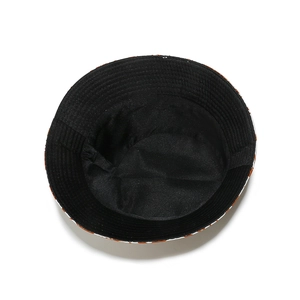 Vista dettagliata del cappello a secchiello reversibile con stampa leopardata e interno nero