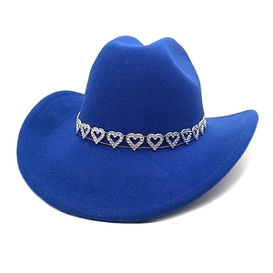 Détail du chapeau de cowboy en feutre bleu marine avec bandeau en strass cœur brillant