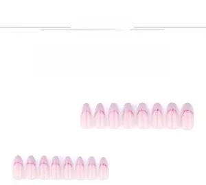 Détail de faux ongles amande avec paillettes violettes et lignes roses décoratives