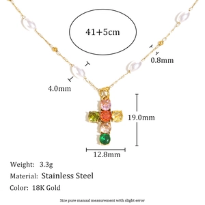 Collier croix en acier inoxydable plaqué or 18 carats avec zircons colorés et perles