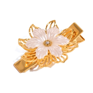 Elegant 18k gold plated hollow flower hair clip with zircon and pearlescent petals