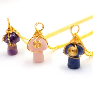Colliers champignon faits main avec pierres naturelles d'améthyste et de quartz rose