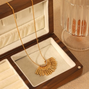 Collier avec pendentif éventail en or 18K et cristaux dans un écrin en bois de luxe