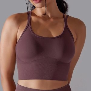 Détail du soutien-gorge de sport prune avec ourlet côtelé et dos nageur pour le maintien