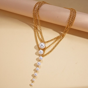 Multilayer gold chain necklace with gradient faux pearl fringe tassels and Y-shaped design