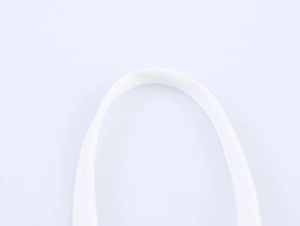 Détail de la bandoulière en maille brodée blanche avec texture de tissu et couture