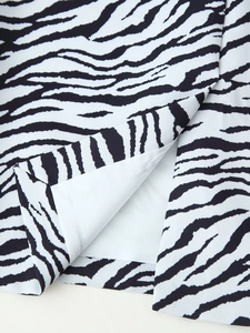 Detailopname van de split van de zebraprint rok met witte voering en strak stiksel