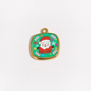Détail d'un pendentif carré en émail vert Père Noël avec cadre plaqué or 18 carats