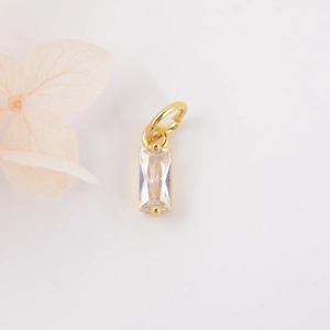 Macro-opname van rechthoekige zirkoon hanger met gouden basis voor DIY sieraden maken