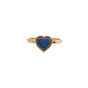 Detail eines vergoldeten Rings mit blauem Herzstein und weißem Zirkonia-Besatz