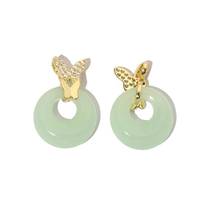 Detalle de pendientes mariposa de oro 18k con circonitas y aros de jade verde