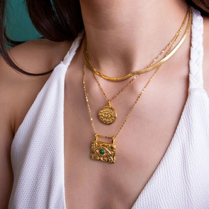 Dettaglio della catena a serpente in oro 18K e ciondoli occhio con pietra malachite verde
