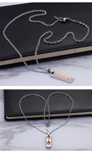 Dettaglio del pendente rettangolare mobile con incisione Love Devotion su catena a O