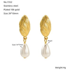 Vue détaillée des boucles d'oreilles en acier doré 18k avec perles et dimensions précises