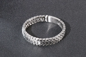 Makroaufnahme eines Herrenarmbands aus 316L Edelstahl mit matter Bürstenoberfläche