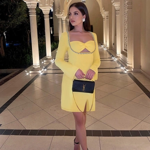 Détail de la robe courte jaune à col carré avec strass et découpe sur la poitrine