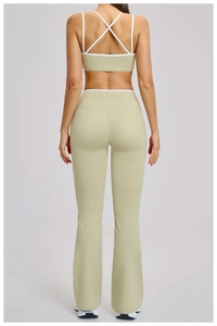 Vista posteriore del set yoga verde chiaro con reggiseno a incrocio e pantaloni a zampa