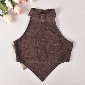 Détail du tissu pailleté bronze marron foncé sur un haut bandana court pour femme