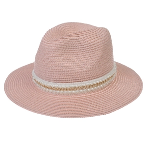 Chapeau de paille Panama rose avec perles double rang et chaîne dorée sur texture tissée