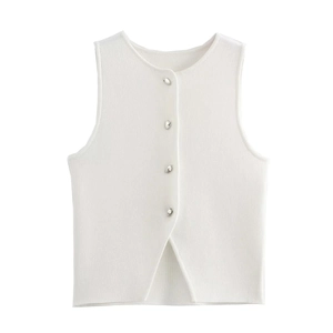 Détail du gilet en tricot blanc sans manches avec quatre boutons argentés texturés