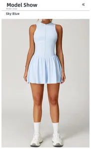 Vue de face de la robe de tennis bleu clair avec col montant zippé et ourlet plissé