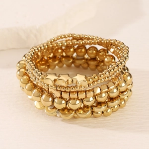 Dettaglio del set di 5 bracciali elastici dorati con perle di metallo e ciondolo stella
