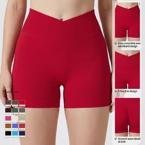 Rote High-Waist-Yogashorts mit überkreuztem Bund und Push-up-Effekt für den Po