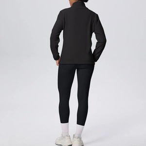 Vista posteriore del set da yoga nero con leggings a vita alta e giacca sportiva