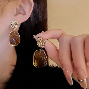 Vintage irregular hammered gold stud earrings with brown resin amber drop for women