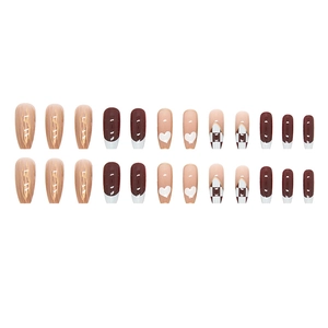 Coffret de 24 faux ongles chocolat à motifs cœurs et damier sur fond blanc brillant
