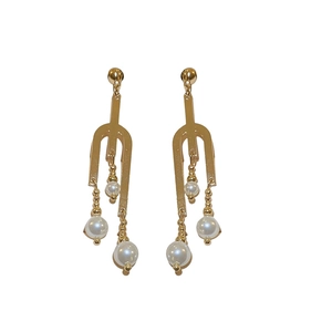 Boucles d'oreilles géométriques en métal avec perles nacrées sur fond blanc