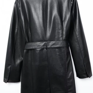 Langer schwarzer Kunstleder-Mantel für Damen mit stilvollem Gürtel-Design an der Taille