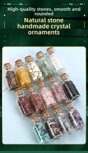 Nahaufnahme von 14 Mini-Glas-Wunschflaschen mit Naturkristallen und Korkverschlüssen